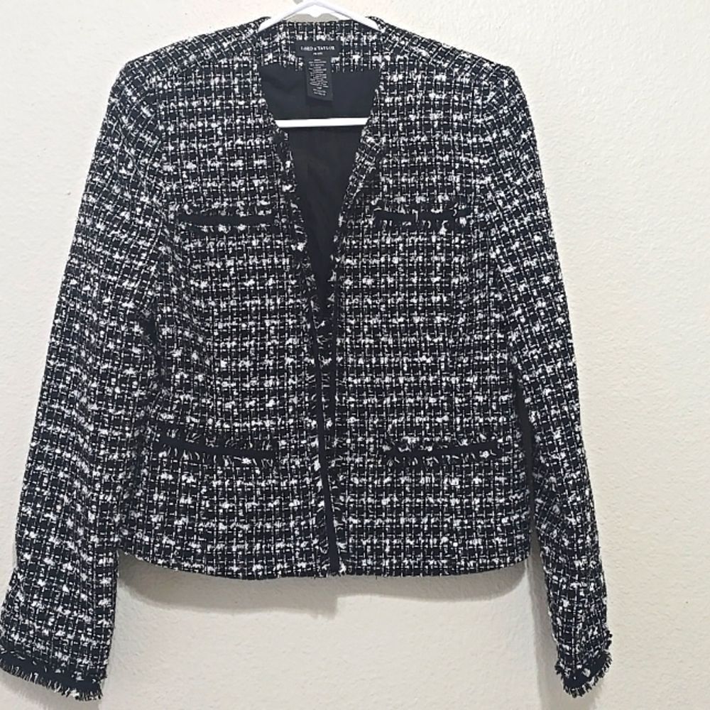 Lord & Taylor Black and white tweed jacket lined size 14P Waist length.